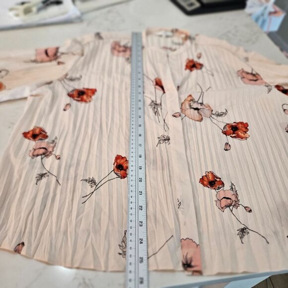 Vince Pale Blush Tossed Poppy Pleated Blouse Size Large Top 3/4 Sleeve Floral - Picture 11 of 12